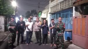 Jaga Kamtibmas Tetap Kondusif, Koramil 02/Matraman Bersama Komduk Gelar Patroli/Siskamling