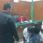 Dramatis di PN Surabaya: Tangis Haru Pecah Saat Korban Sengketa Ruko Dekap Para Terdakwa