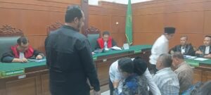 Dramatis di PN Surabaya: Tangis Haru Pecah Saat Korban Sengketa Ruko Dekap Para Terdakwa