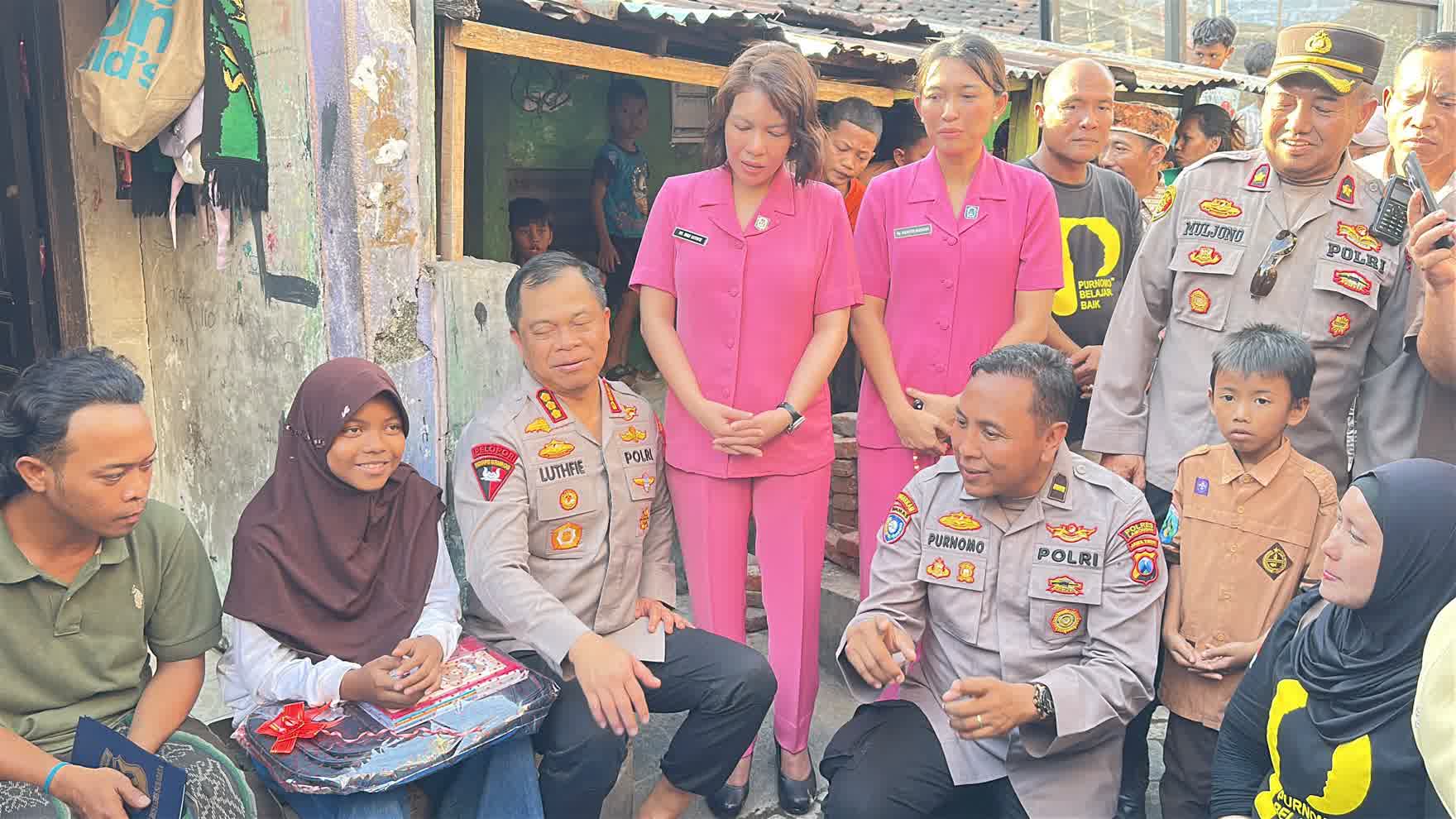 Foto: Kapolrestabes Surabaya Luthfie Sulistiawan bersama Purnomo Polisi Baik memberikan bantuan dan beasiswa melalui program Luthfie Daily Berbagi.