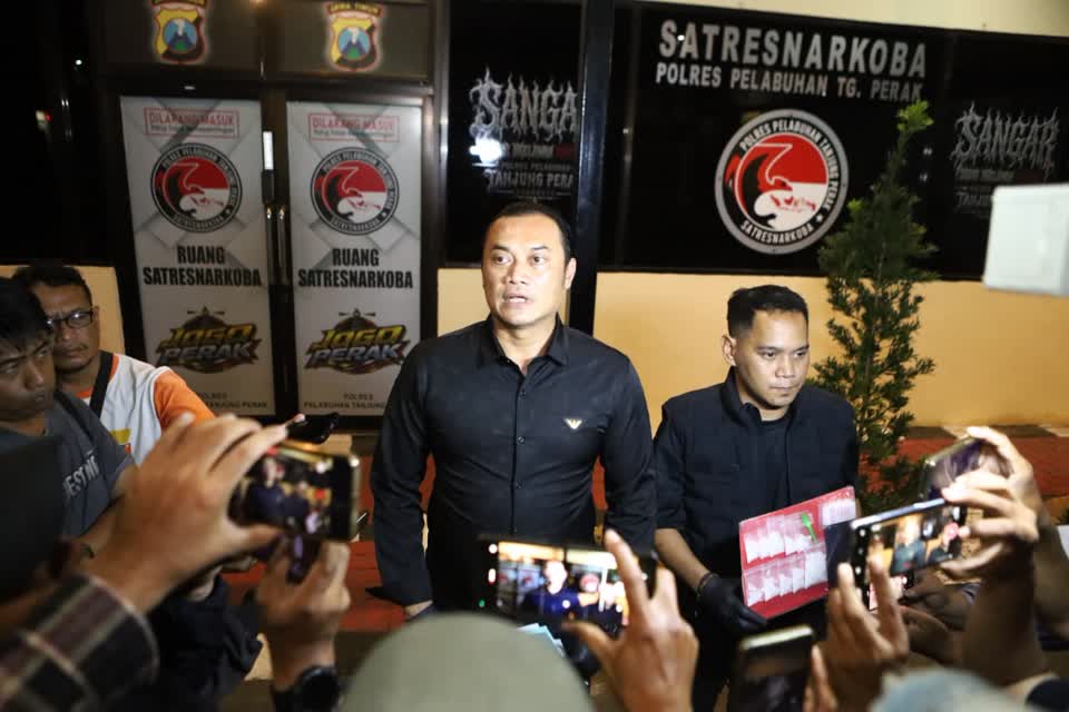 Foto: Pores Pelabuhan Tanjung Perak mengamankan barang bukti sabu seberat 95,44 gram dalam pengungkapan kasus narkotika di Surabaya.