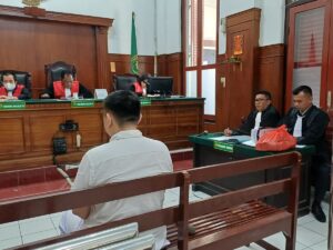 Di Tengah Duka Kehilangan Ayah, Santoso Utomo Tetap Hadir dan Kooperatif Jalani Persidangan