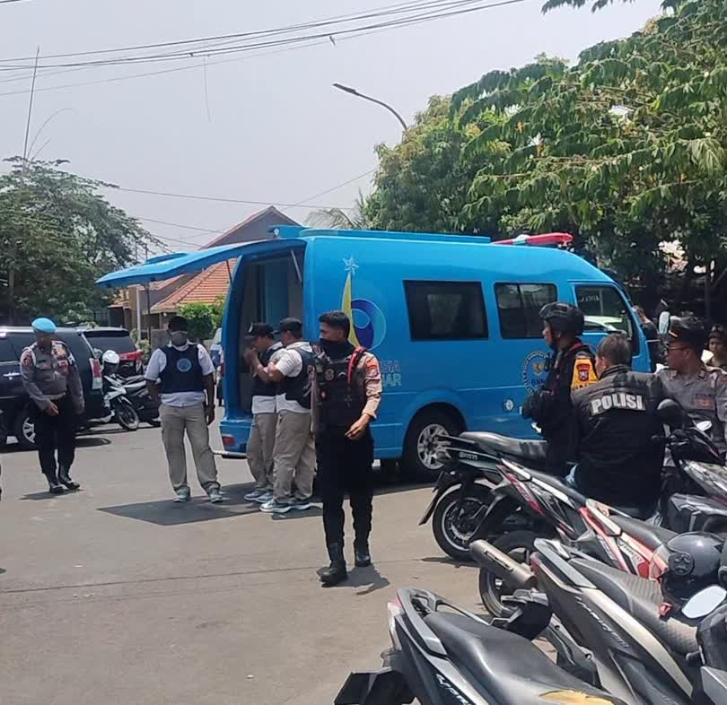Foto: Aparat gabungan melakukan pemeriksaan tes urine terhadap puluhan orang dalam operasi penindakan dugaan peredaran narkotika di kawasan Kunti, Surabaya.