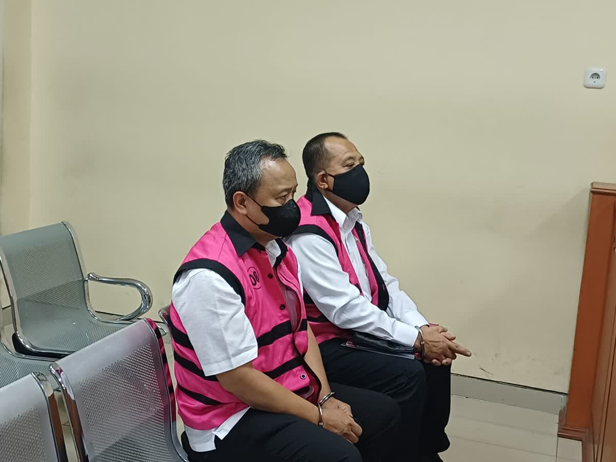 Foto: Aris Mukiyono dalam persidangan perkara dugaan pungli perizinan pertambangan dan pengusahaan air tanah di Pengadilan Tipikor Surabaya.