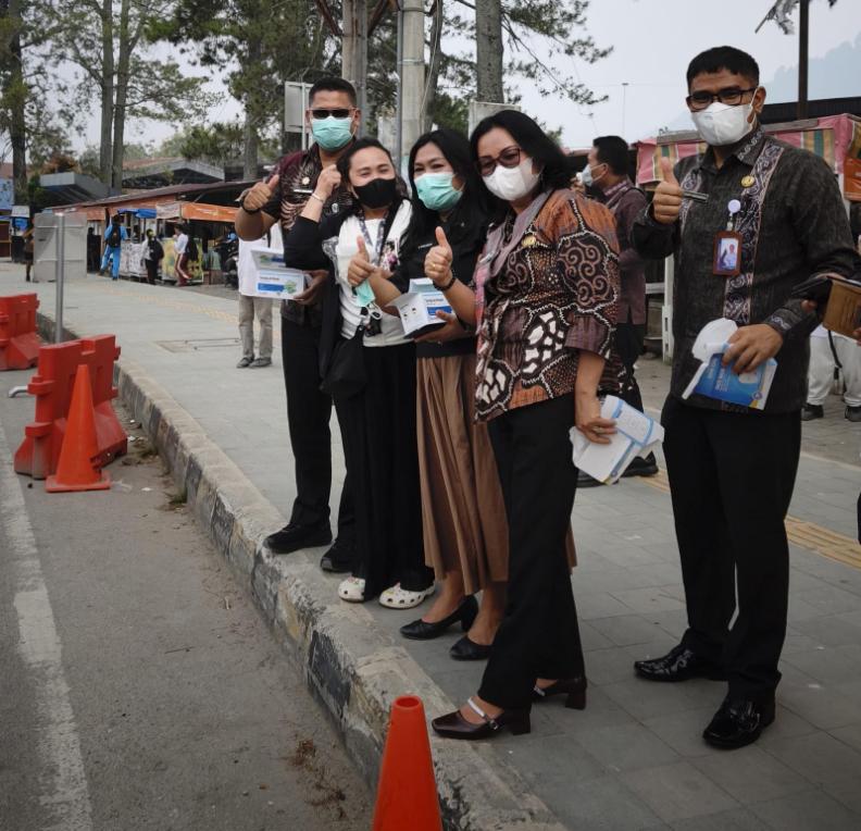 Peduli Dampak Kabut Asap, Cabdis Pendidikan Wilayah VIII Bagikan 2.500 Masker di Toba