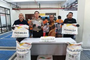 Polda Jatim Amankan Sebelas Tersangka Dugaan Penipuan dan Penggelapan 185 Ton Gula