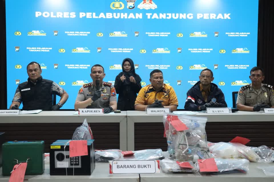 Foto: Polres Pelabuhan Tanjung Perak menggelar konferensi pers pengungkapan kasus narkoba di Kampung Kunti, Surabaya.