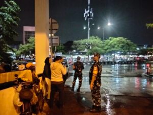 Pastikan Wilayah Aman dan Kondusif, Koramil 04/Pulogadung Gelar Patroli/Siskamling