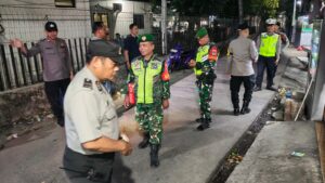Patroli Humanis Babinsa Koramil 05/Bantar Gebang, Pererat Kedekatan dengan Warga