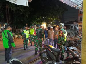 Cegah Tindakan Kejahatan Malam , Koramil 02/Pondok Gede Bersama Polsek Pondok Gede Jamin Kondusivitas Keamanan