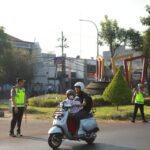 Berikan Rasa Aman, Kapolres Pelabuhan Tanjung Perak Turun Langsung Pengaturan Lalu Lintas Pagi