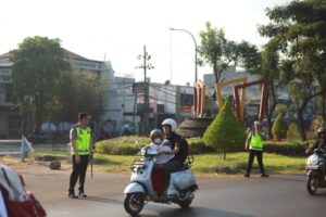 Berikan Rasa Aman, Kapolres Pelabuhan Tanjung Perak Turun Langsung Pengaturan Lalu Lintas Pagi