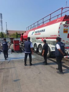Satreskrim Polres Pelabuhan Tanjung Perak Pantau Pendistribusian BBM di Sejumlah SPBU, Pastikan Berjalan Lancar.