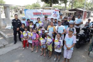 HUT ke-75 Humas Polri, Polrestabes Surabaya Bagikan 75 Paket Sembako di Kembang Kuning