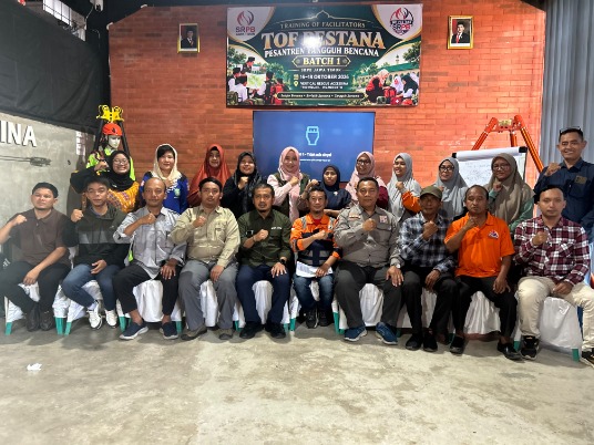 Para trainer peserta dan panitia foto bersama setelah selesai pembukaan acara