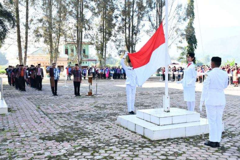 Lestarikan Warisan Budaya, ASN Pemkab Samosir Kompak Kenakan Batik Motif Ulos
