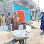 Sepekan Kesulitan Air Bersih, Warga Ngares Jombang Terpaksa Ambil Air Sungai