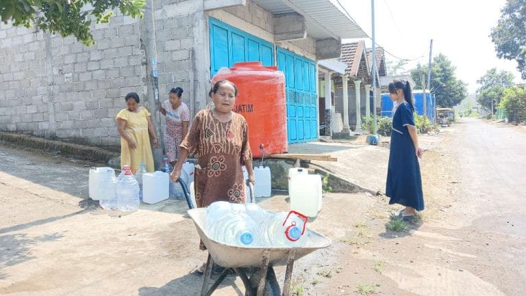 Sepekan Kesulitan Air Bersih, Warga Ngares Jombang Terpaksa Ambil Air Sungai
