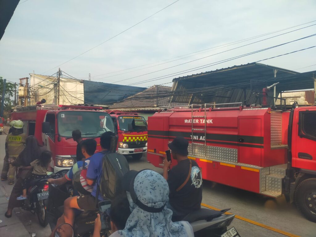 Kebakaran Rumah di Kelapa Gading Barat, Koramil 06/KG Kerahkan Water Tank Bantu Damkar