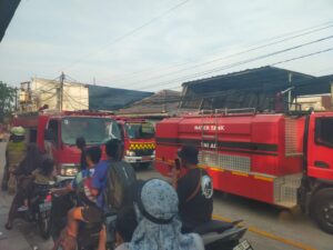 Kebakaran Rumah di Kelapa Gading Barat, Koramil 06/KG Kerahkan Water Tank Bantu Damkar