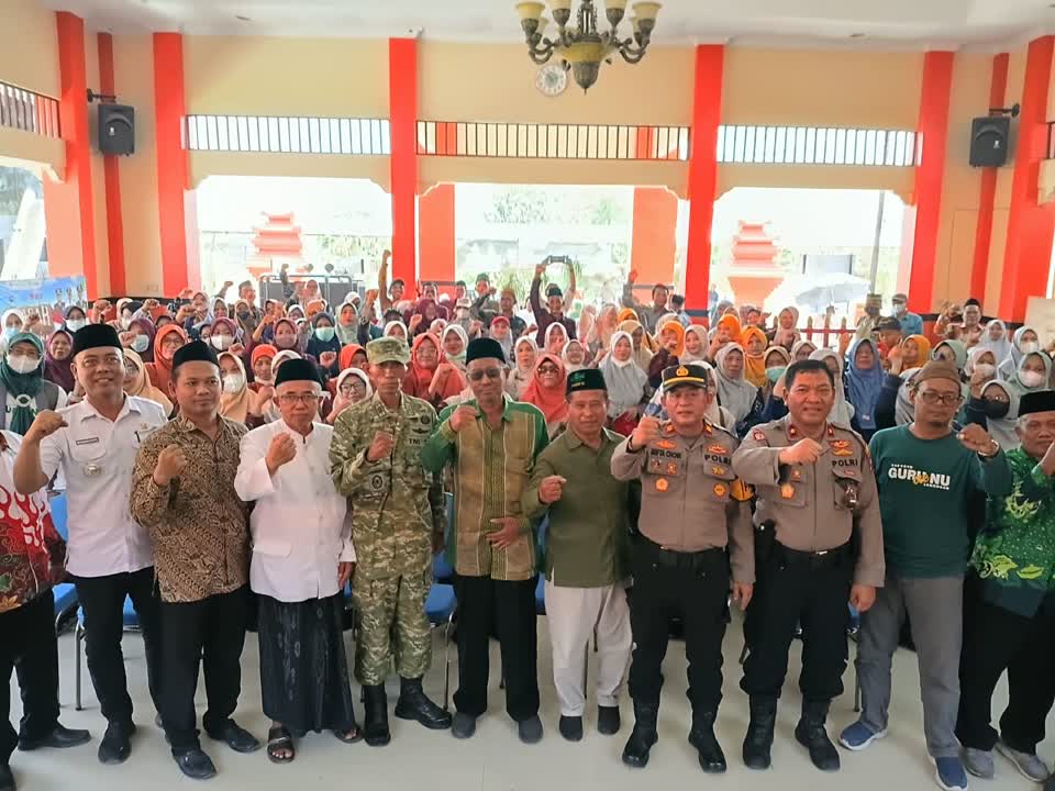 Foto: Ratusan guru saat mengelar aksi unjukrasa di Kantor Kecamatan Glagah