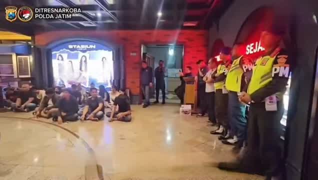 Foto: Petugas gabungan Polda Jatim melakukan razia narkoba di tempat hiburan malam Surabaya, termasuk kawasan Tunjungan Plaza.