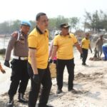 Gelar Green Policing di Pantai Kenjeran, Polres Pelabuhan Tanjung Perak Bersihkan Lingkungan dan Bagikan Sembako