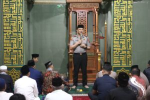 Subuh Keliling: Kapolres Tanjung Perak Ajak Warga Jaga Keamanan Lingkungan.