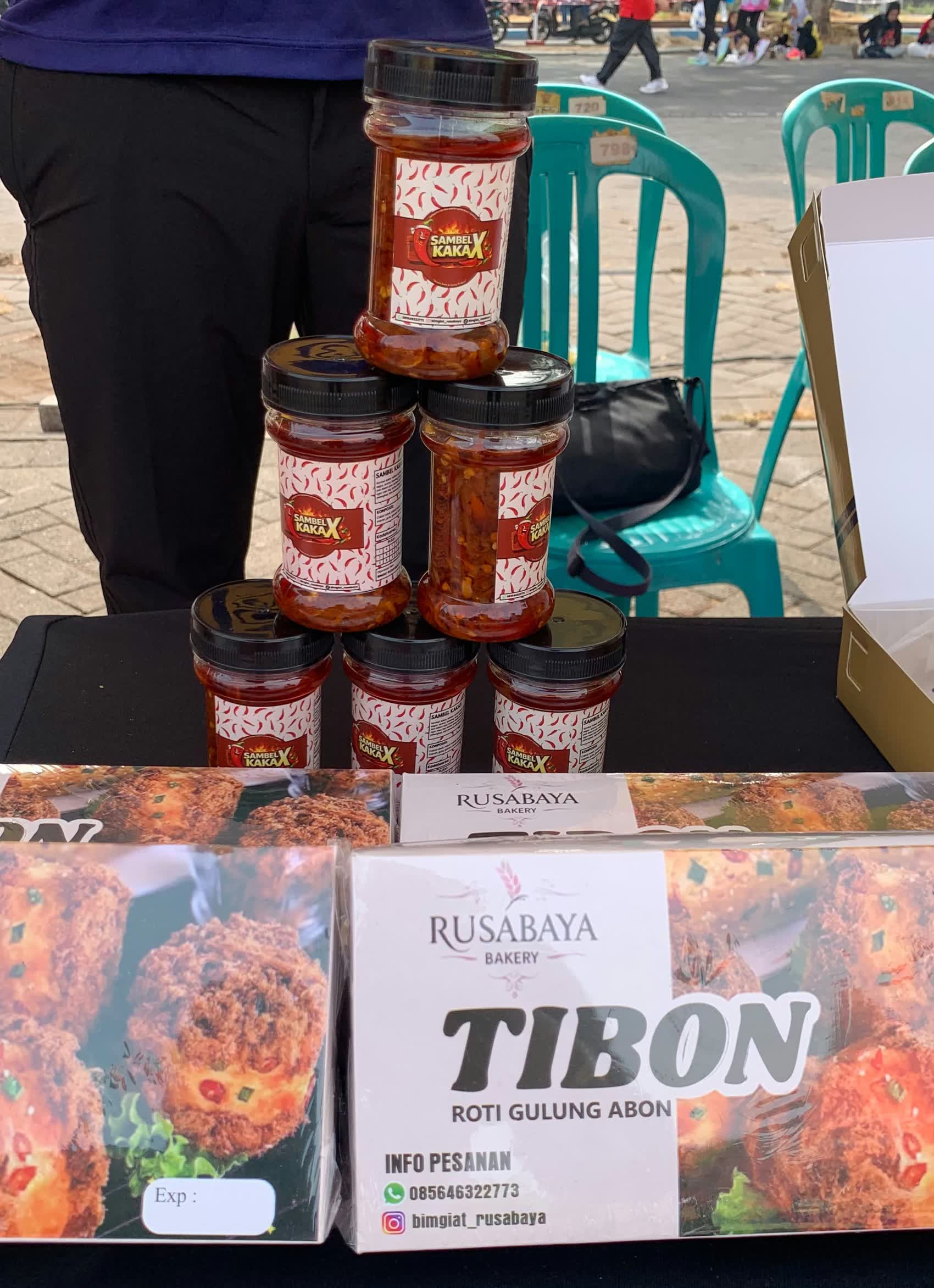 Foto: Produk makanan hasil karya Warga Binaan Rutan Kelas I Surabaya dipasarkan dalam Bazar UMKM Semarak Hari Santri 2026 di GOR Sidoarjo.