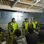 Patroli Berkeliling Jalan Kaki Bersama Linmas, Koramil 04/Jati Asih Pastikan Keamanan Wilayah Binaan