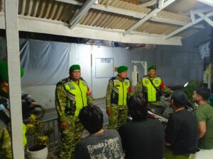 Patroli Berkeliling Jalan Kaki Bersama Linmas, Koramil 04/Jati Asih Pastikan Keamanan Wilayah Binaan
