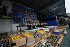 Polrestabes Surabaya Amankan 5.385 Botol Miras dalam Operasi KRYD