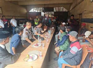 Cangkrukan Kamtibmas, Kapolres Pelabuhan Tanjung Perak Serap Aspirasi Pekerja Pasar Pabean.