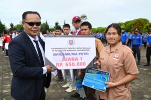 Sang Juara Bulu Tangkis Antar Pelajar di Humbahas Terima Piagam Penghargaan