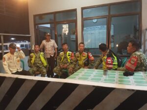 Hadir Berikan Rasa Aman dan Nyaman, Personel Koramil 01/Kranji Laksanakan Patroli Malam di Wilayah Binaan