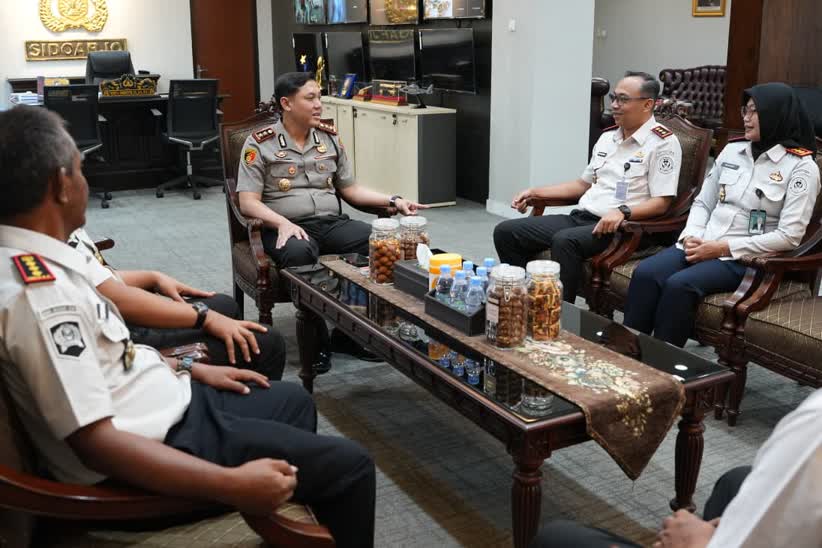 Foto: Karutan Kelas I Surabaya Tristiantoro Adi Wibowo bersama jajaran pemasyarakatan bertemu Kapolresta Sidoarjo AKBP Bobby Adimas Chandra Putra.