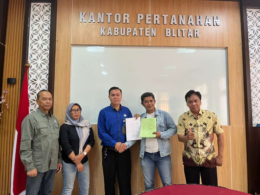 Foto : LBH Cakra Bersama Notaris Fiktoria Dan Pihak Pejabat Kantor ATR/BPN Kabupaten Blitar.