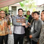 Bupati Samosir Salurkan 1,25 Juta Bibit Kopi kepada 245 Kelompok Tani