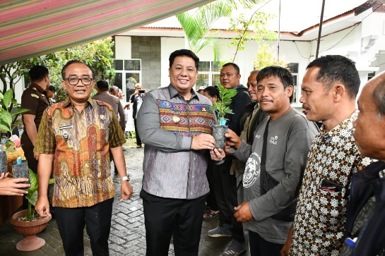 Bupati Samosir Salurkan 1,25 Juta Bibit Kopi kepada 245 Kelompok Tani