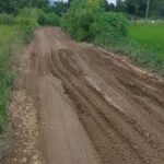 Truk Pasir Hilir Mudik, Jalan Warga di Narumonda Berlumpur