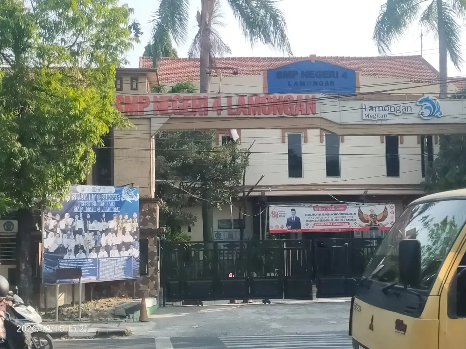 SMP Negeri 4 Lamongan di Jalan Jenderal Sudirman Nomor 74, Banjar Anyar, Banjarmendalan, Kecamatan Lamongan, Kabupaten Lamongan, Jawa Timur