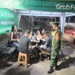 Malam Hari Tetap Siaga, Koramil 04/Jati Asih Bersinergi Amankan Wilayah Binaan Bersama Linmas dan Kepolisian