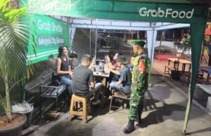 Malam Hari Tetap Siaga, Koramil 04/Jati Asih Bersinergi Amankan Wilayah Binaan Bersama Linmas dan Kepolisian