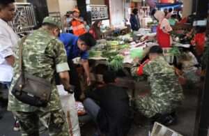 Kodim 0502/JU Gelar Karya Bakti Bedah Rumah dan Bersihkan Pasar Sungai Bambu