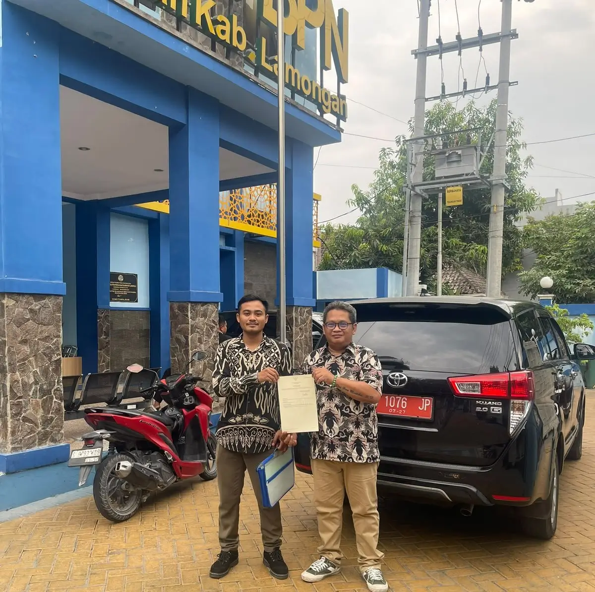 (Kiri) Advokat Ery Sanjaya Putra, S.H., dan Advokat Dwi Heri Mustika, S.H., M.H., di Kantor Pertanahan Kabupaten Lamongan, Jawa Timur.