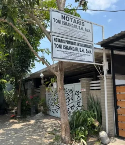 Papan Nama dan Kantor Notaris Toni Iskandar