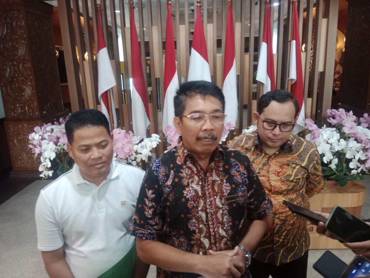Foto: Wakil Kepala Kejaksaan Tinggi Jawa Timur Saiful Bahri Siregar memberikan keterangan terkait klarifikasi isu penangkapan jaksa di Madiun