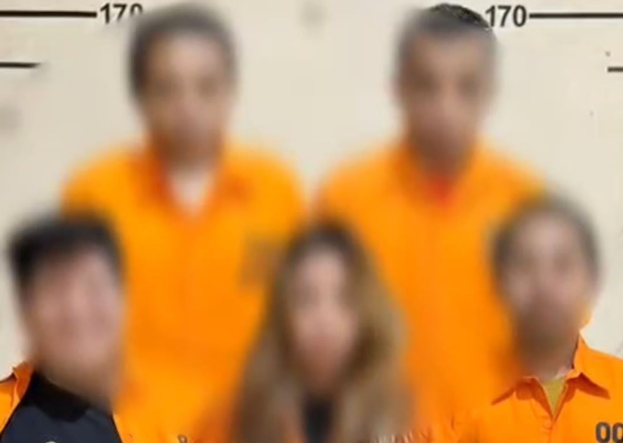 Foto: Petugas Bareskrim Polri menunjukkan para tersangka dan barang bukti pengungkapan jaringan judi online internasional