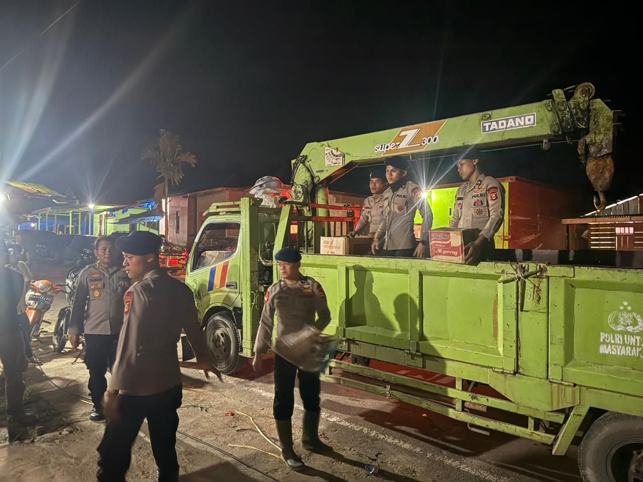 Wujud Kepedulian Polri, Personel Satbrimob Polda Sumsel BKO Polda Aceh Salurkan Bantuan Logistik kepada Masyarakat