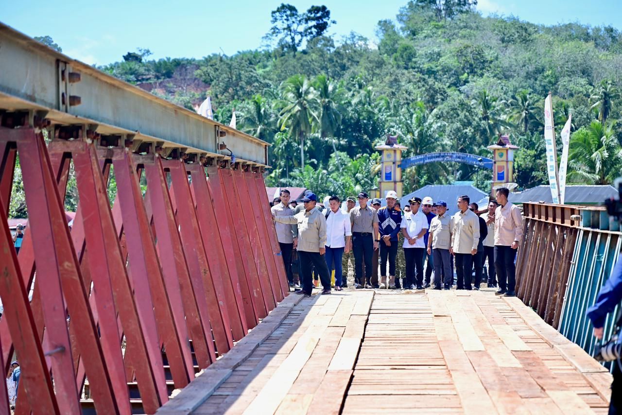 Wapang TNI Dampingi Presiden Prabowo Tinjau Jembatan Bailey dan Posko Kesehatan di Tapanuli Selatan